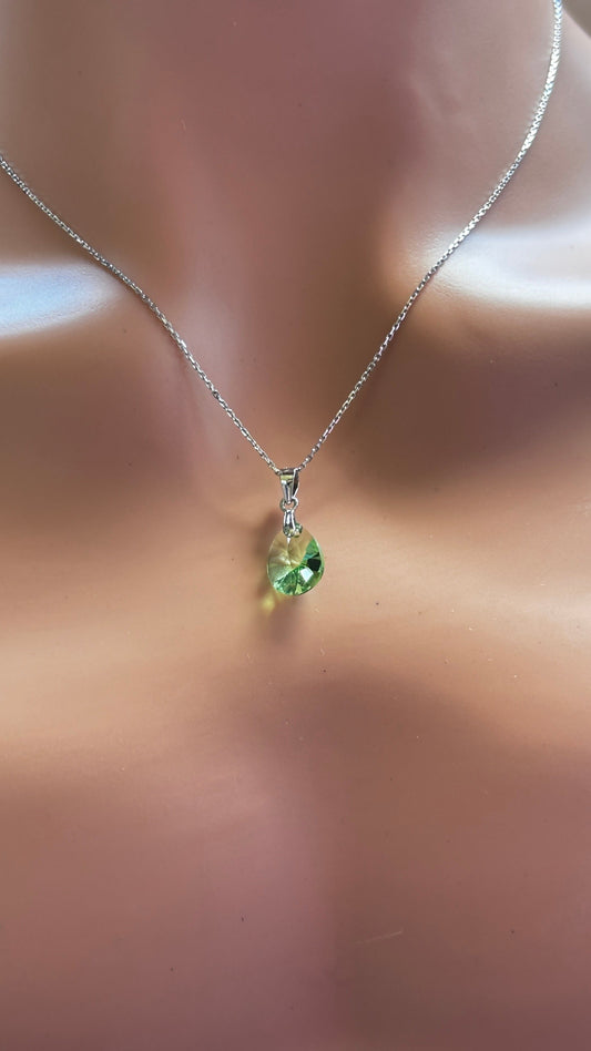 Collier en argent véritable avec pendentif goutte de cristal vert– Élégance et raffinement